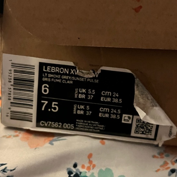 LeBron Tune Squad sneakers - Picture 3 of 3